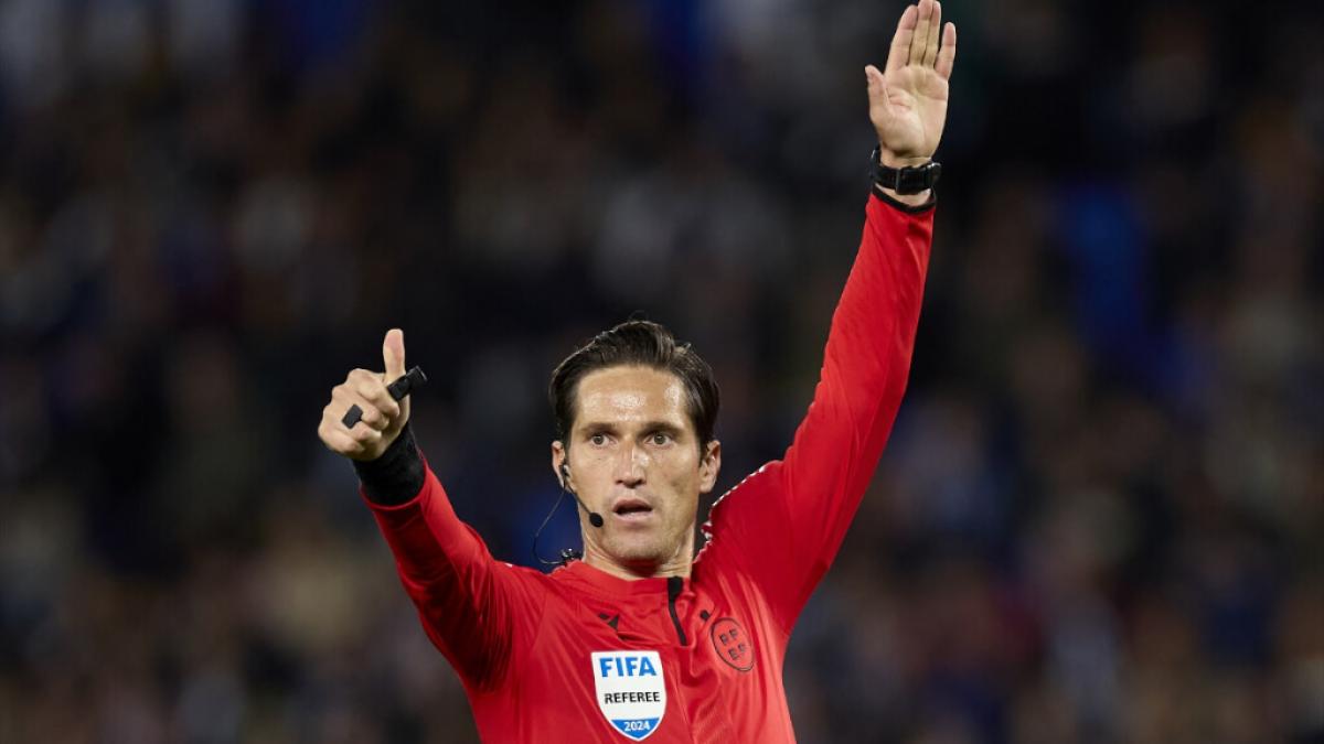 eldesmarque_sfc's tweet card. José Luis Munuera Montero va a ser designado como árbitro del Sevilla FC - Real Betis. Te contamos por qué es tan especial.