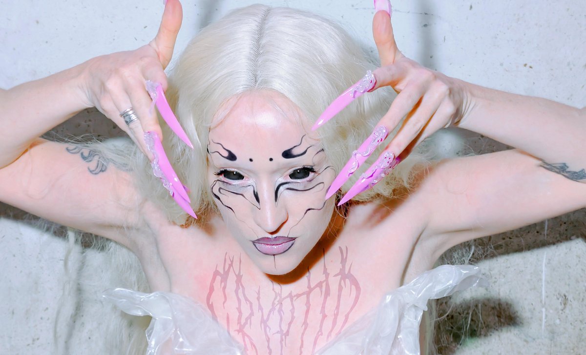 juanjonogueira's tweet card. Utilizando ruidos inquietantes, techno experimental y música contemporánea de club deconstruida, los ritmos distorsionados de Aja Ireland combinados con actuaciones intensas, vestuario y efectos...