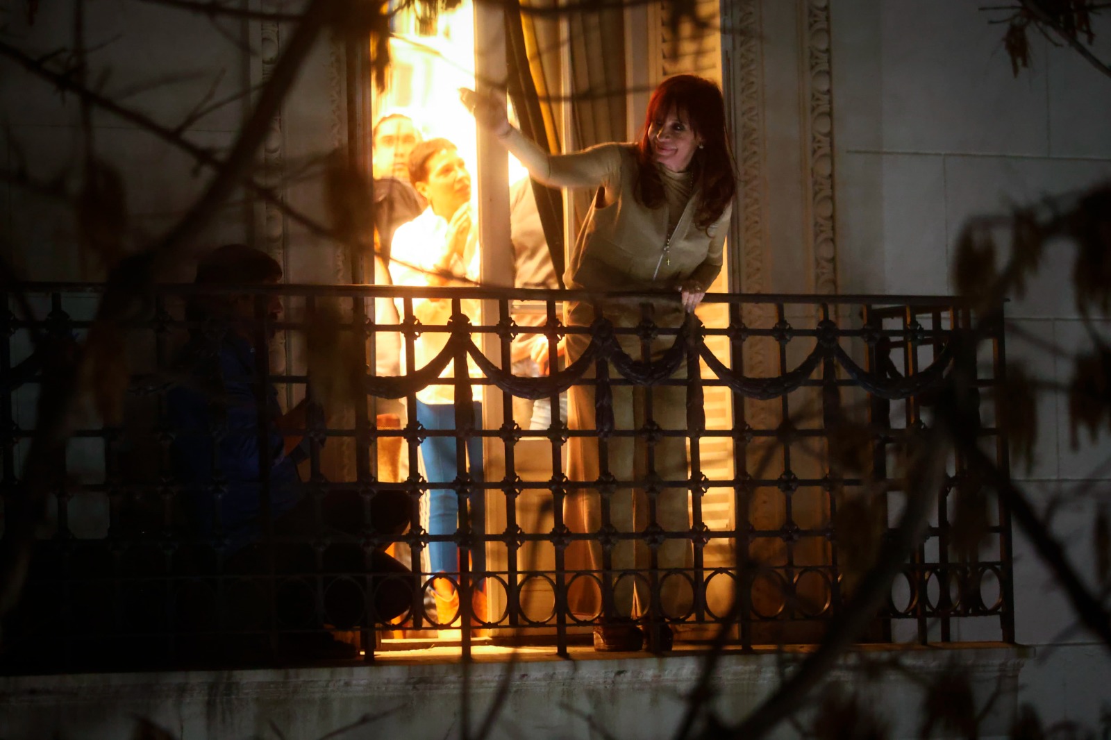 Contraeditor's tweet card. Hoy comienza otro show judicial en Comodoro Py.  Parece que no les bastó con meterme presa y proscribirme de por