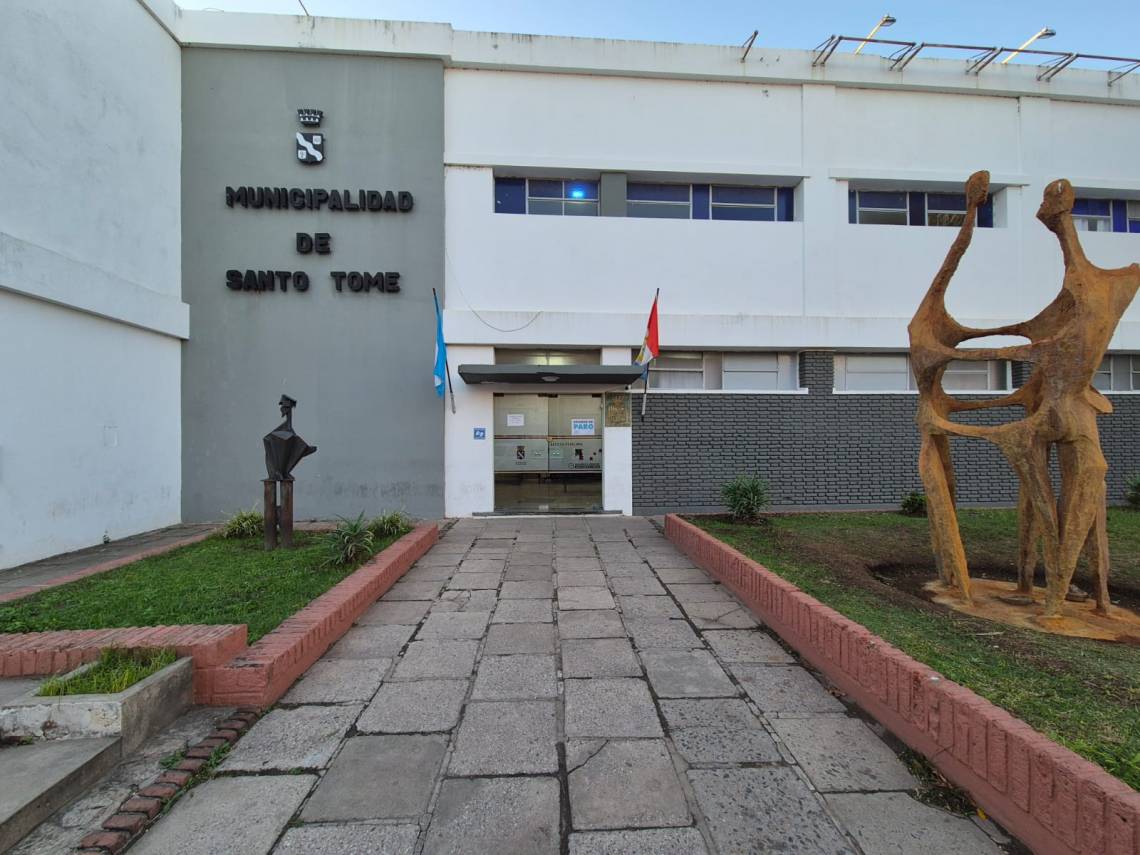 santotomealdia's tweet card. Durante el fin de semana largo se mantendrán guardias y servicios esenciales, como la recolección de residuos. También permanecerá abierto el Cementerio Municipal en su horario habitual.