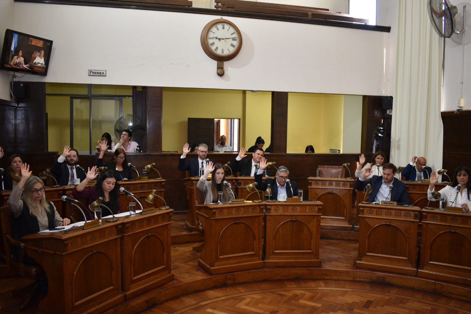 libreentrerios's tweet card. Libreentrerios: Aprueban el Presupuesto 2026 del EDOS Concordia. Inversión millonaria para renovar la red de agua y cloacas.