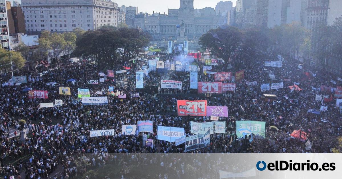 eldiarioes's tweet card. Dentro del recinto de la Cámara de Diputados, la oposición ha logrado el rechazo a dos vetos presidenciales al aumento de fondos del Estado para universidades públicas y para el Hospital Garrahan,...