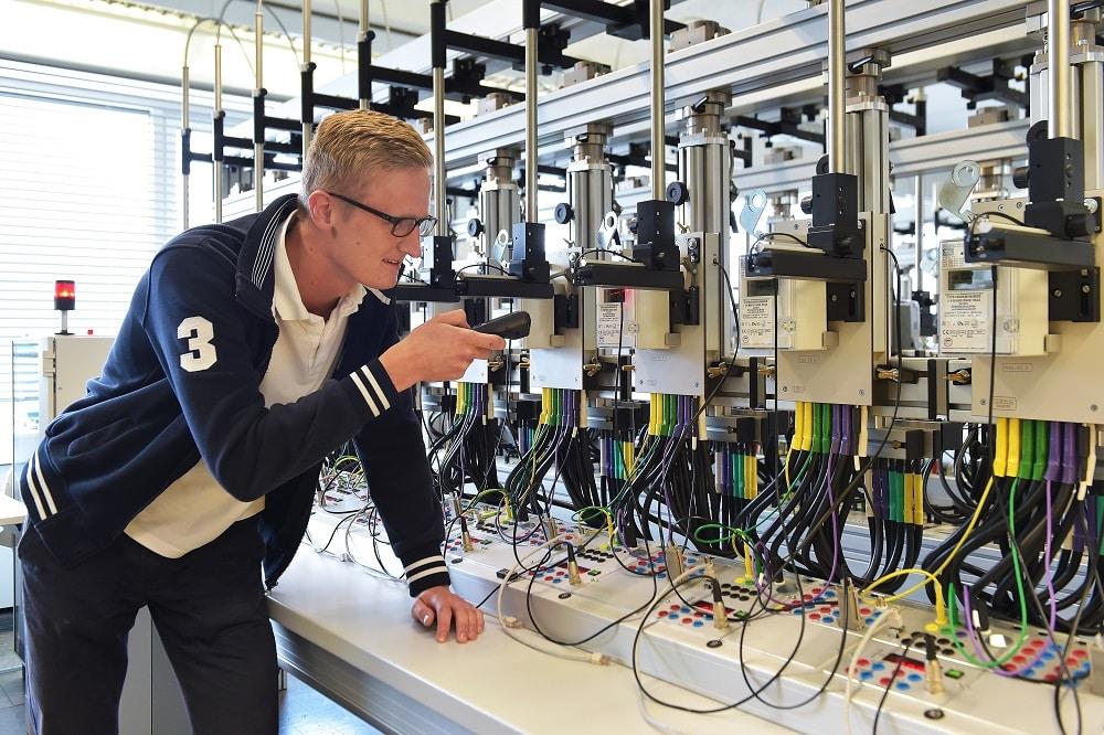 EnWiPo's tweet card. Der Smart Meter Rollout soll helfen Strom zu sparen und Lasten zu kappen. Das könnte Mietern und Verwaltern deutliche finanzielle Vorteile bringen. Doch der Ausbau geht nur schleppend voran. Zudem...