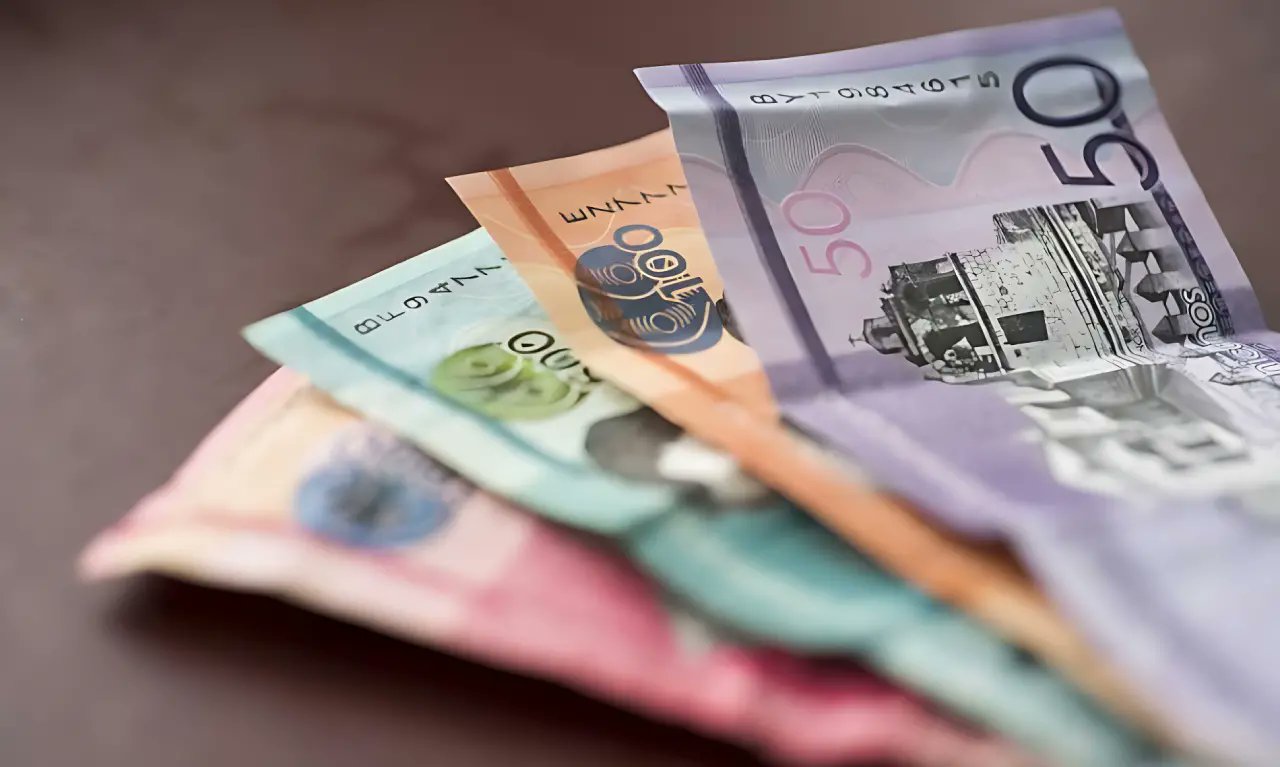 ElCaribeRD's tweet card. La discusión sobre la indexación salarial no es solo política: se trata de actualizar una ley para que el salario real no pierda valor.