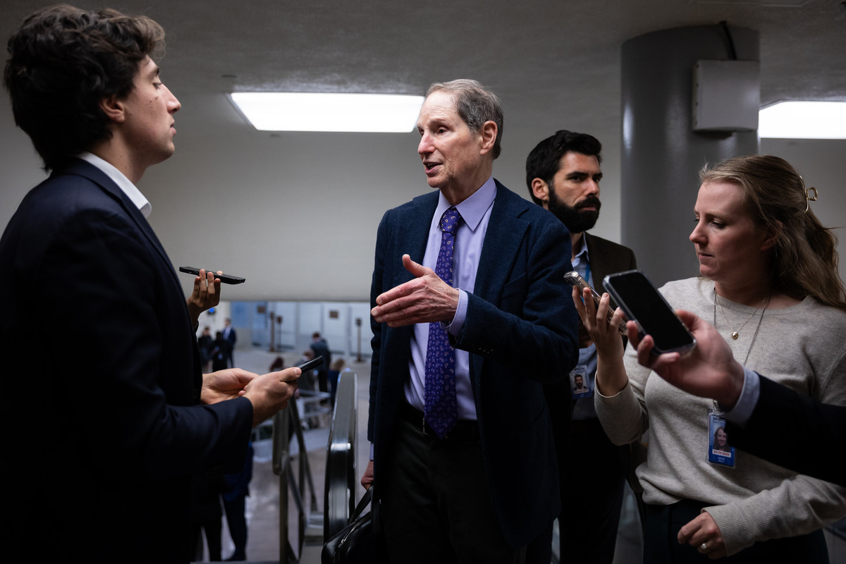 politico's tweet card. Sen. Ron Wyden is accusing the bank of failing to report suspicious activity involving Epstein's accounts.