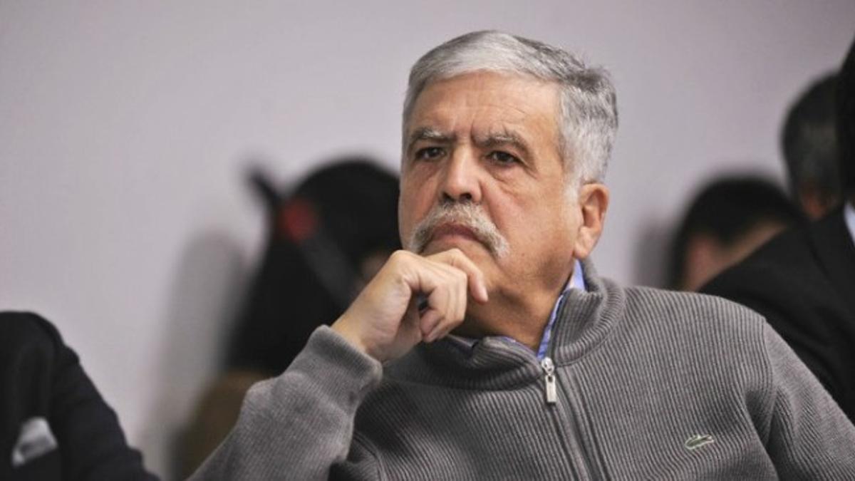 NDChaco_'s tweet card. El ex ministro de Planificación Federal del kirchnerismo Julio De Vido fue trasladado este jueves desde los tribunales de Comodoro Py hacía la cárcel de Ezeiza para cumplir la pena de cuatro años...