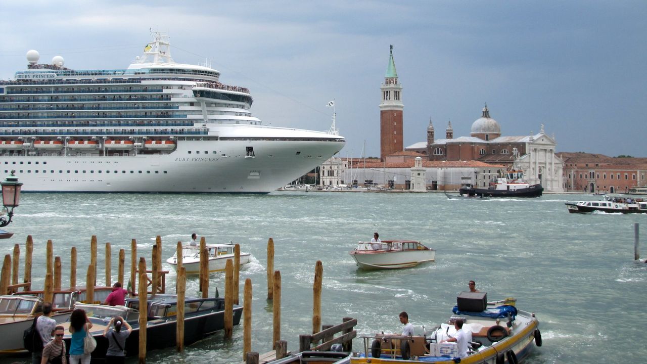 somosmar_lvg's tweet card. Barcelona fue el puerto más contaminado de Europa el pasado año