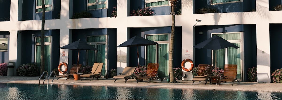 hq_lighthouse's tweet card. Boost your hotel's resilience in 2023 with these 8 expert-recommended steps to help make it recession-proof. Secure your success today!