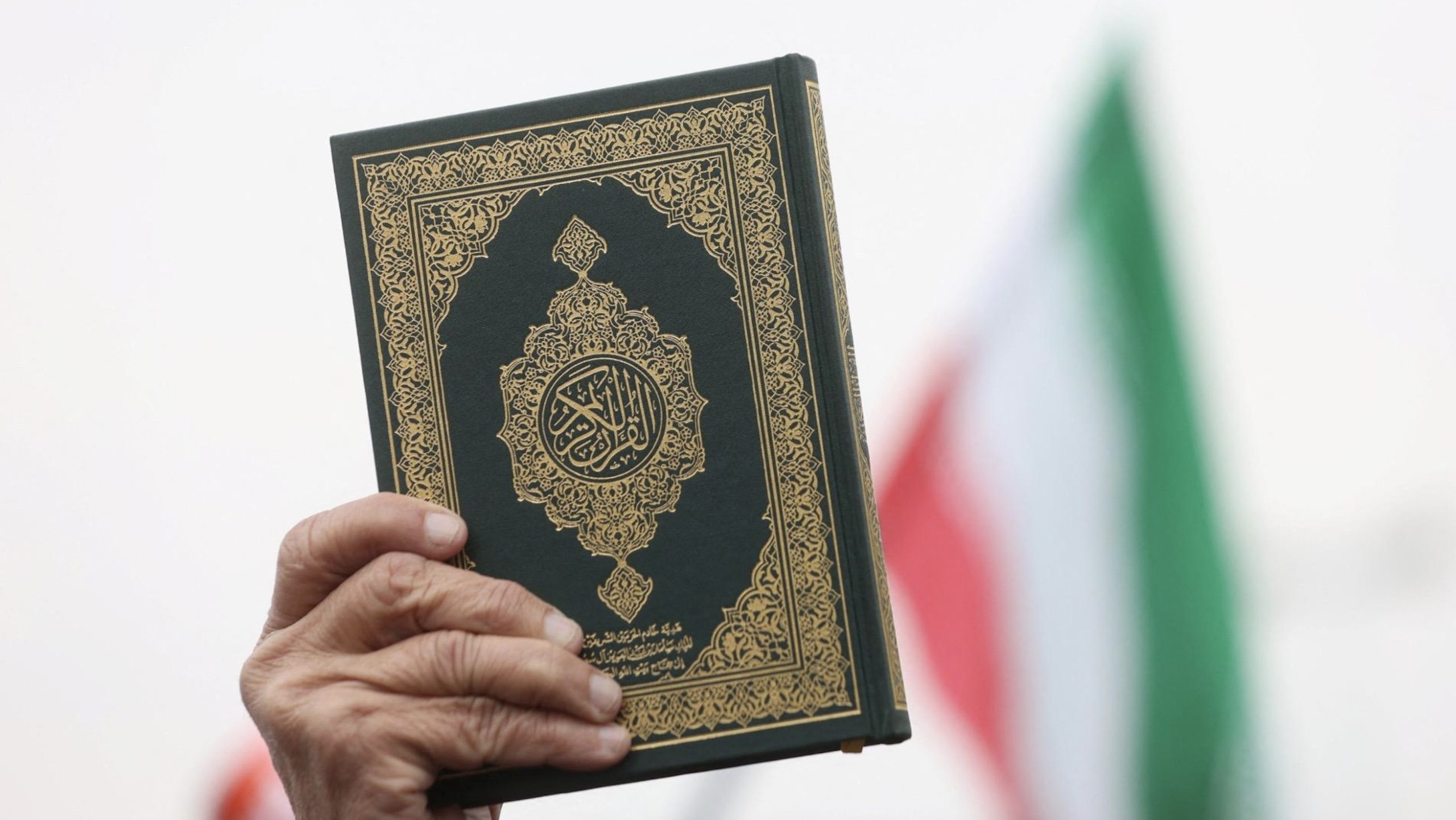 zundamotisuki's tweet card. 【コメント】コーラン「信仰は強制されるものではありません。むしろ、神への服従と各国の法の尊重に基づくものです。人はそれぞれ独自の道と宗教を持ち、神の御前で最も尊ばれるのは、最も敬虔な人々です。他国へ旅行する際は、その国の法を尊重しなければな...