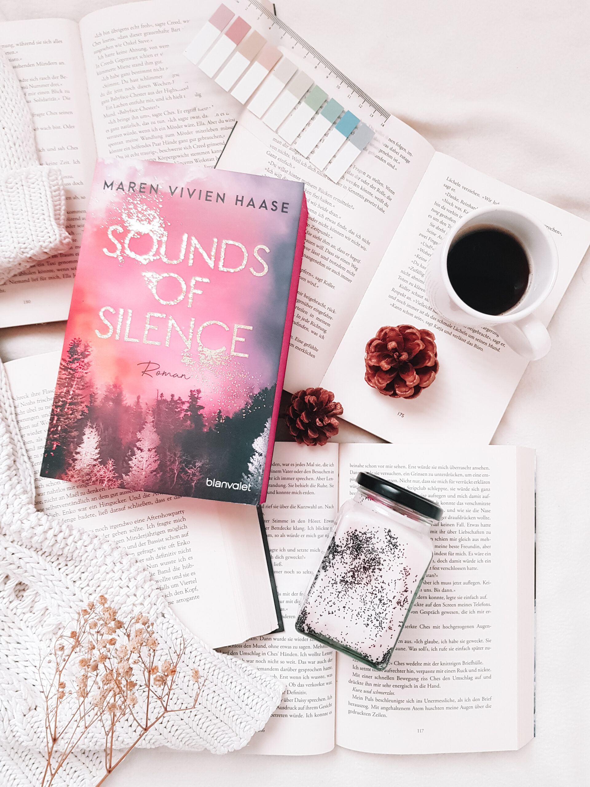 Susi_Aly's tweet card. "Sound of Silence" ist das erste Buch der Autorin für mich. Und ich glaube, ich war noch nie so hin- und hergerissen von einer Lektüre, wie es hier der Fall war. Ich möchte direkt darauf hinweisen,...