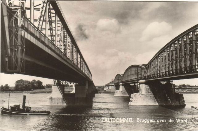 Oudalblasserw's tweet card. “Ik ging naar Bommel om de brug te zien.Ik zag de nieuwe brug. Twee overzijdendie elkaar vroeger schenen te vermijden,worden weer buren. Een minuut of tien,”zo dichtte Martinus Nijhoff …