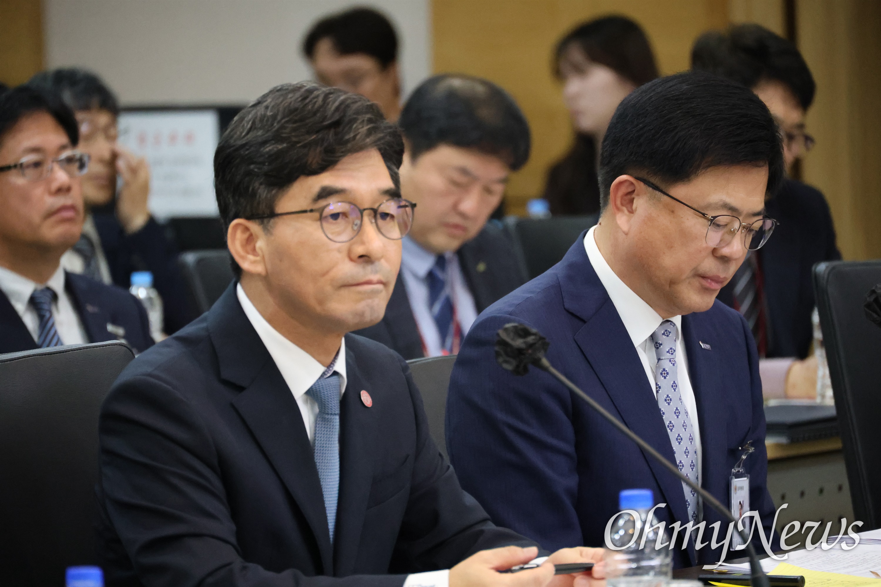 OhmyNews_Korea's tweet card. 22일 오전 대구시교육청에서 열린 국립대학교, 국립대병원 대상 국회 교육위원회 국정감사에서 경북대학교가 글로컬대학 평가 최하위 등급, 개인정보 유출사태 등과 관련해 질타를 받았다.고민정 더불어민주당 의원은 "경북대는 글로컬대