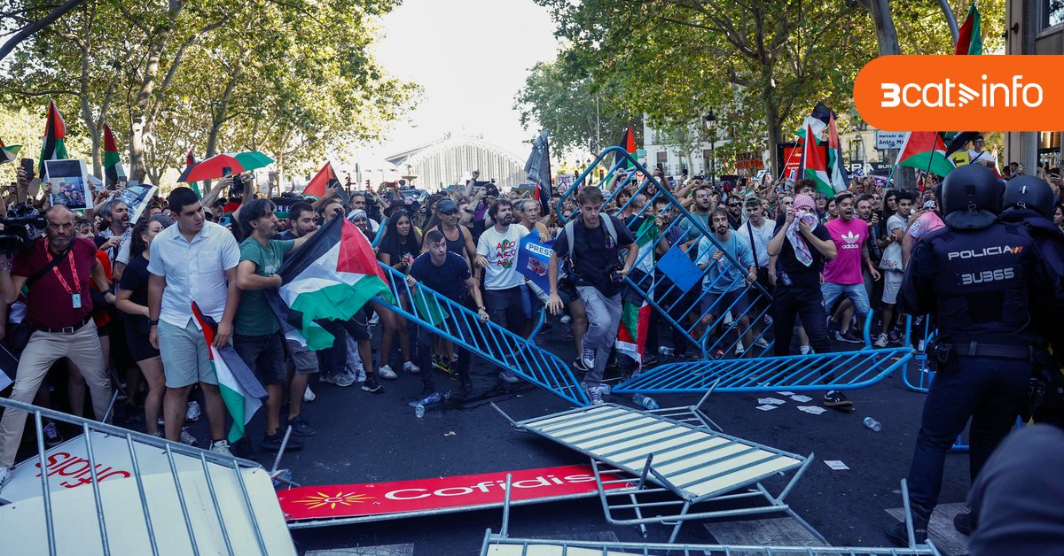 Inakitq's tweet card. Els manifestants han ocupat la calçada en diversos punts del recorregut i la policia ha intervingut per desallotjar-los, però no ha pogut evitar la suspensió