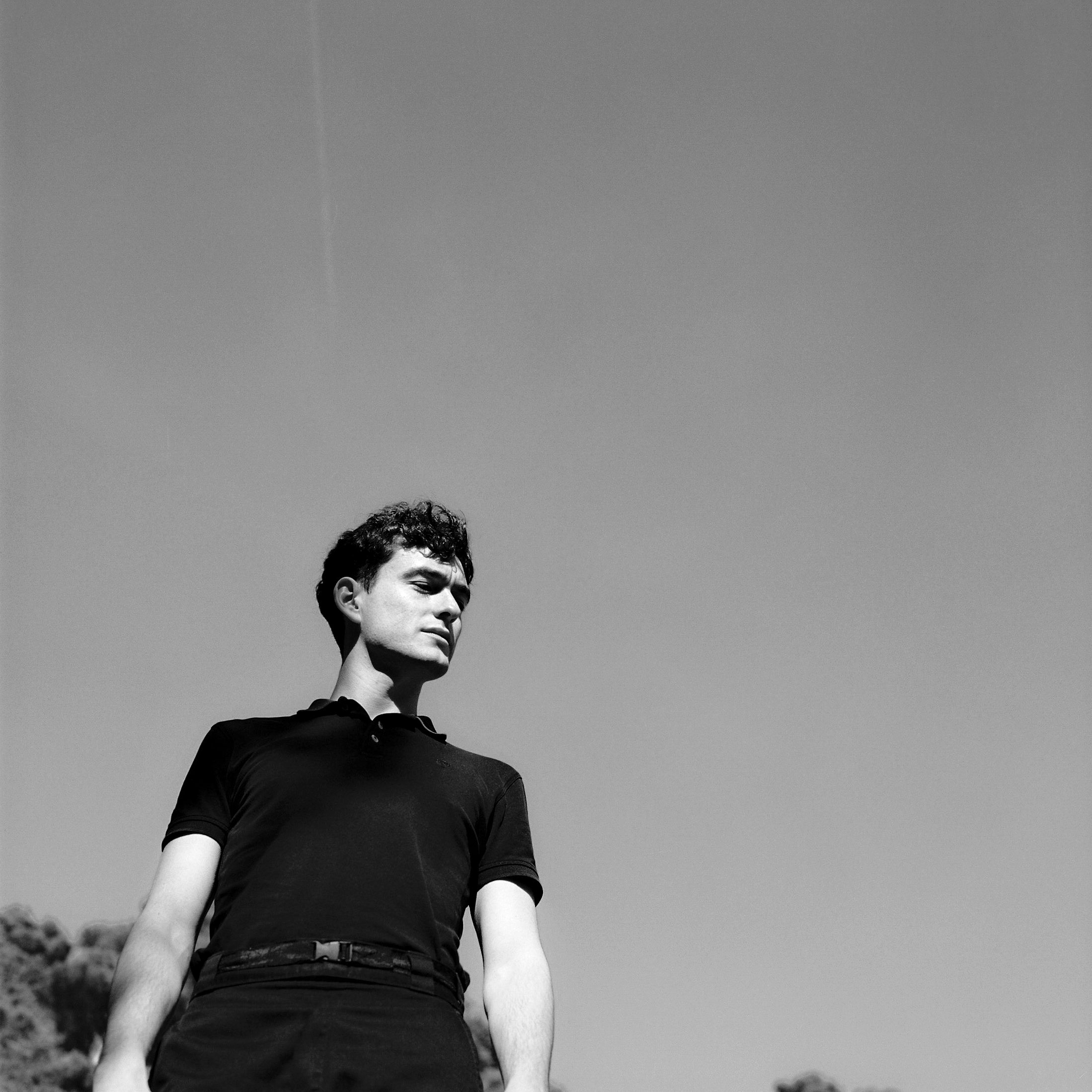 berria's tweet card. «Idazleen ordezkari gisara hitz egitera gonbidatu naute hona. Bistan da, ez dut egingo. Lehenik, ez dudalako inoiz inoren izenean hitz egin eta espero dut ez egitea sekula. Bigarren, denok esatean...