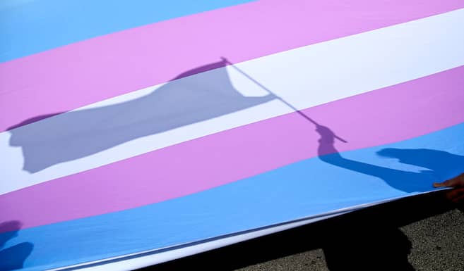 ladisidencia_'s tweet card. Informe revela barreras en los servicios de afirmación de género dentro del sistema de salud colombiano. Le contamos: