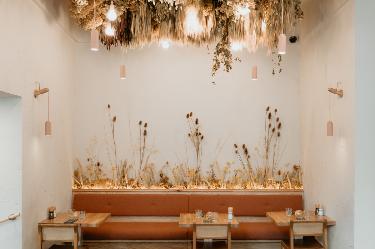 FourbyTwoDesign's tweet card. We loved flexing our creative muscles on these jaw-dropping, large-scale dried flower installations for Hendersons, an Edinburgh institution. Read about the process and check out the finished result...