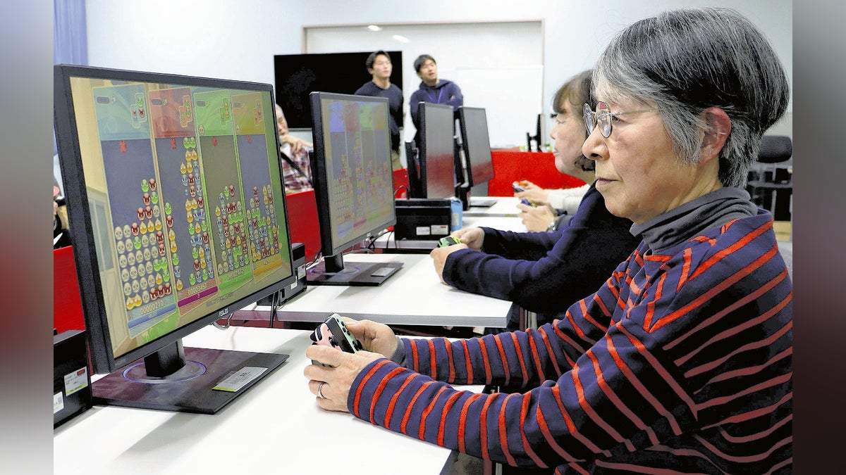 Yomiuri_Online's tweet card. 【読売新聞】　埼玉県加須市は、コンピューターゲームで対戦する「ｅスポーツ」を高齢者の健康に生かす取り組みを行っている。ｅスポーツは認知機能の向上などに一定の効果があるといい、８日には市内の大学で高齢者チームによる大会も初めて開催され