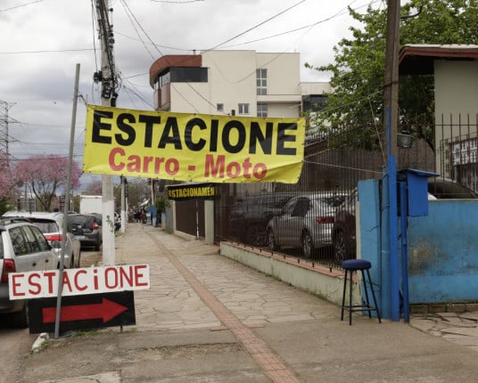 JC_RS's tweet card. Estacionamentos apresentam lucro exponencial, mas outros comércios convivem com troca de público