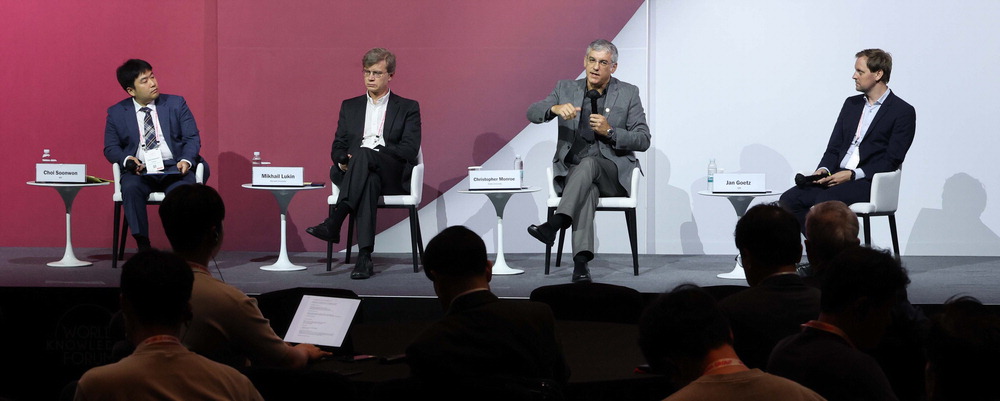 wkforum's tweet card. 세계지식포럼 '양자과학과 기술의 미래' 세션반도체 노하우 더해 개발 속도슈퍼컴보다 연산 능력 뛰어나1만개 넘는 변수도 척척 계산신약 개발 등 다방면 쓰일 듯해킹·악용 가능성엔 대비 주문