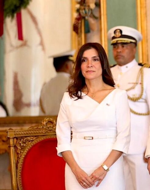 ElDia_do's tweet card. “En cada sonrisa, en cada saludo, reconozco valores que también son el corazón de mi vida: el amor por la patria, nuestros valores cristianos y la familia que nos sostiene”