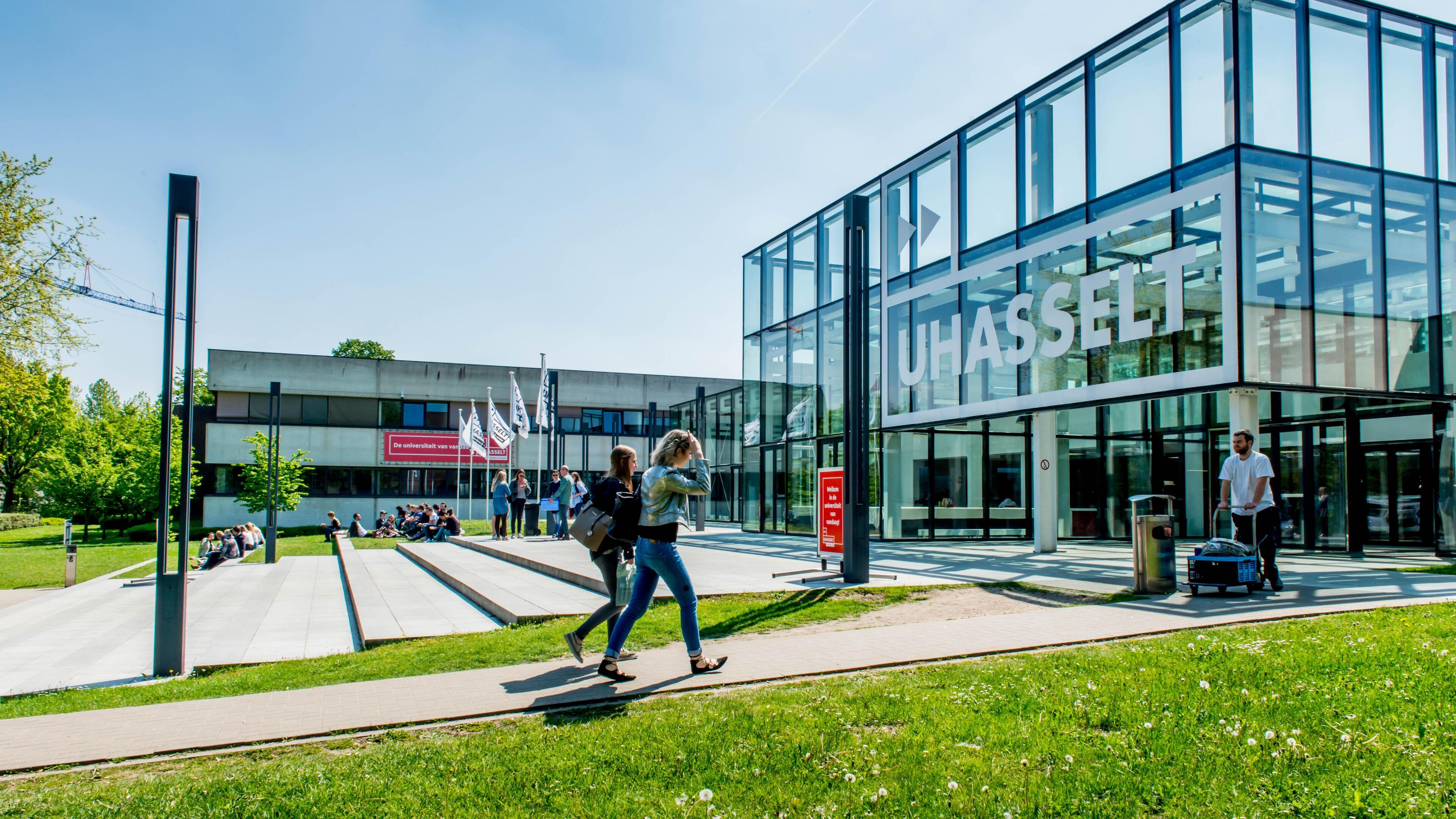 johan_hellings's tweet card. Meer dan vijftig jaar nadat Universiteit Hasselt de bachelor Geneeskunde mocht opstarten, kunnen geneeskundestudenten voortaan ook hun opleiding tot arts in Diepenbeek afmaken. De Vlaamse regering...