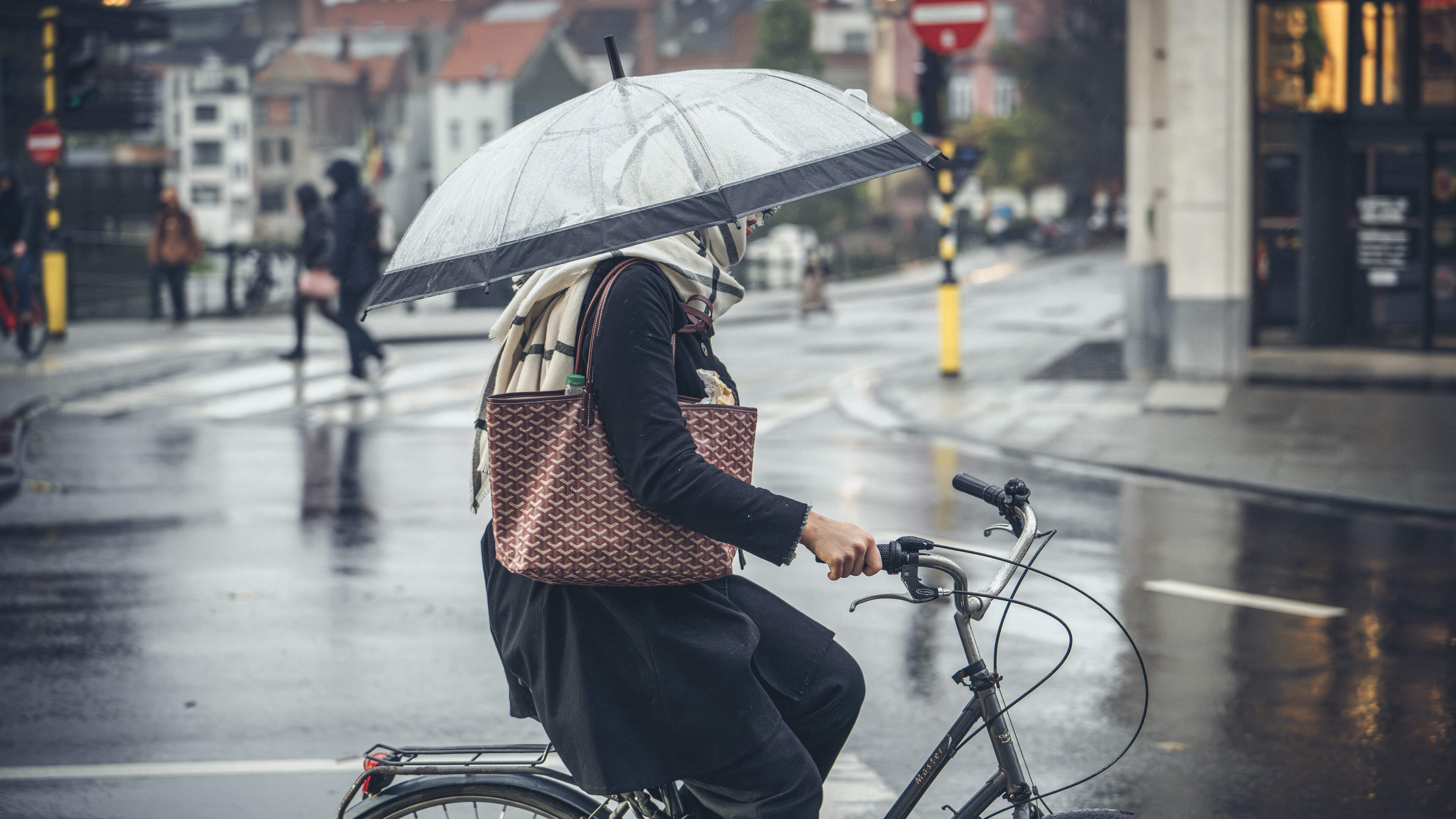 johan_hellings's tweet card. Een fietshelmplicht zou het fietsen ontmoedigen, klonk het laatst in de podcast van ‘DS Vandaag’. Maar die aanname is op wankele cijfers gebaseerd en het belang van de helm staat buiten kijf, weet...