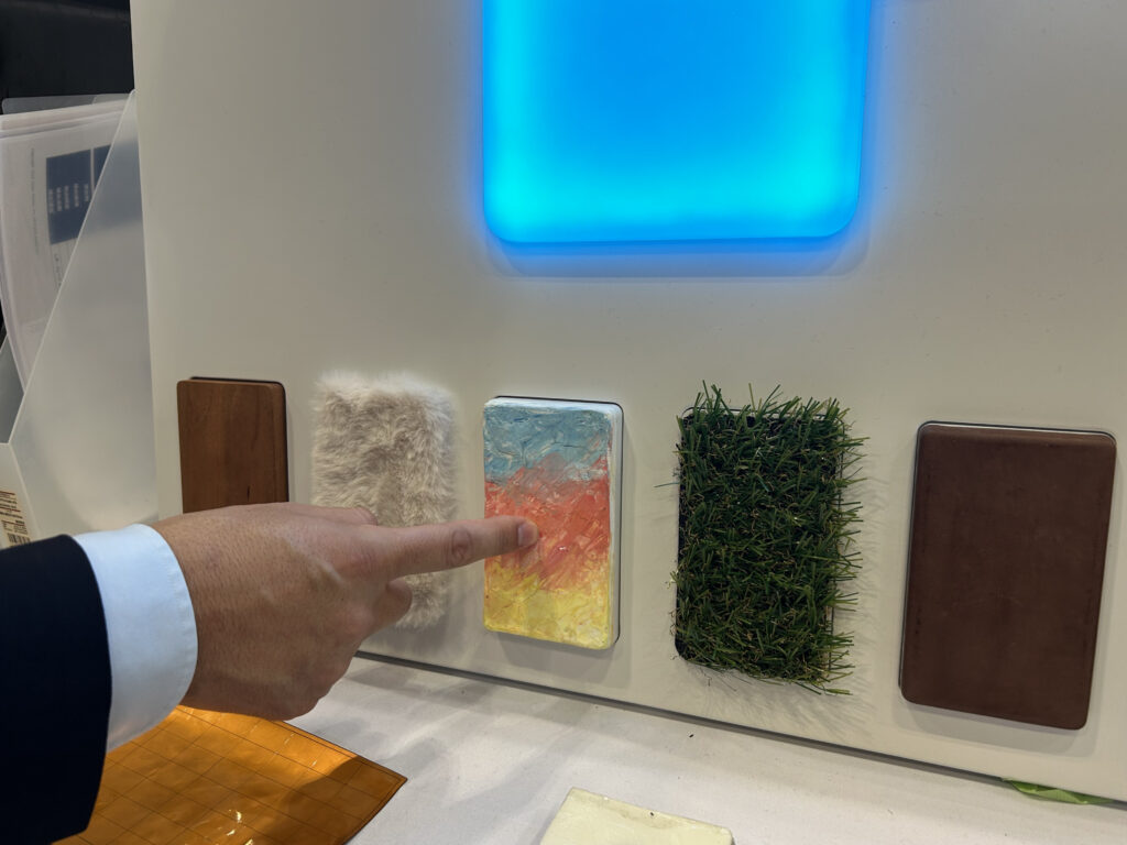 Maintainablejp's tweet card. スイッチは、もはや突起である必要はない。JDIの「ZINNSIA（ジンシア）」は、素材の裏側にセンサーを仕込み、面そのものを入力装置に変える。木のテーブルが音量調整に、布の肘掛けが家電のハブに、ショーウィンドウのガラスが […]