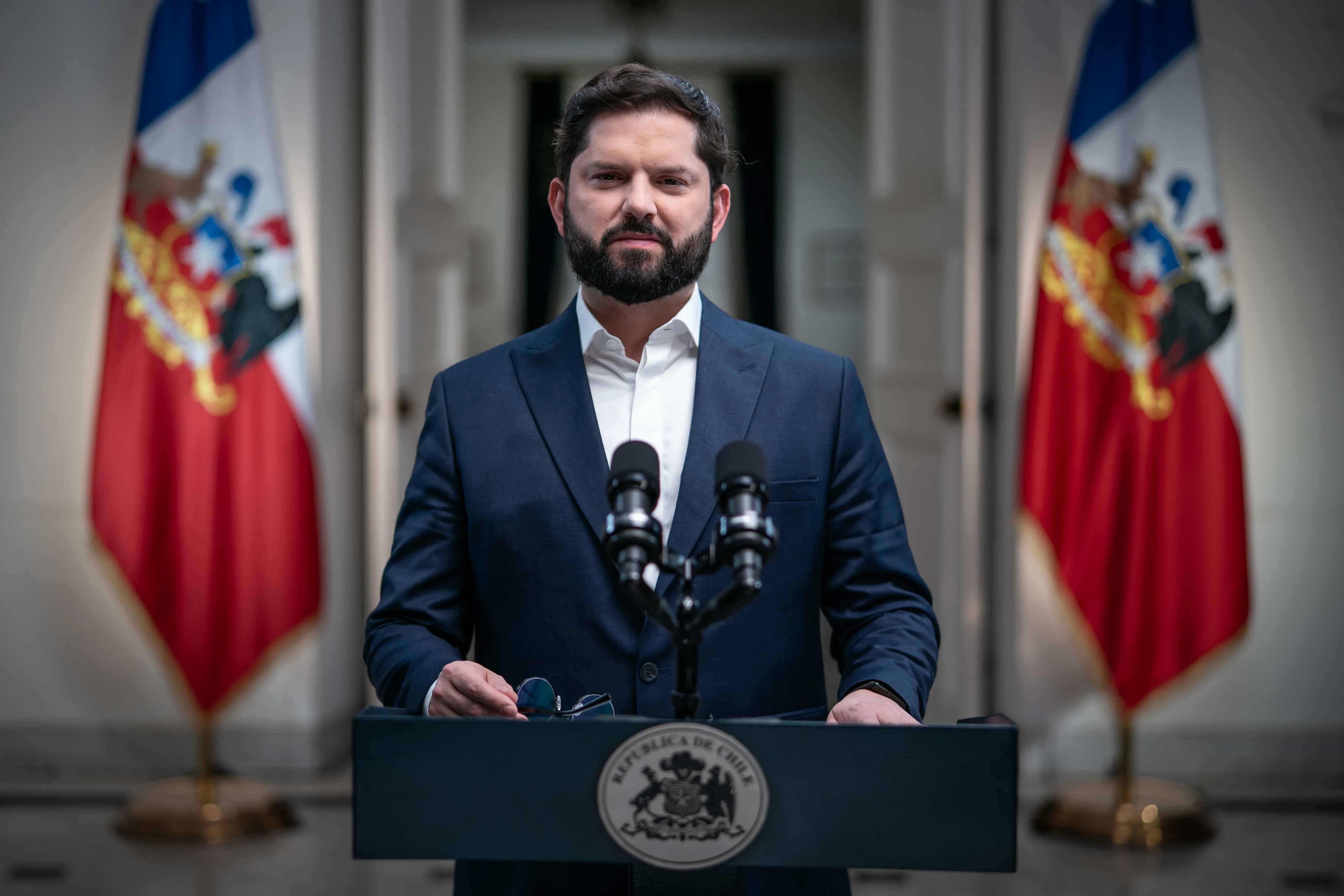 Thetimeses's tweet card. El presupuesto 2026 propuesto por el Presidente Gabriel Boric ha generado una fuerte controversia. Críticos advierten sobre su impacto negativo en las regiones y la sostenibilidad fiscal del país.