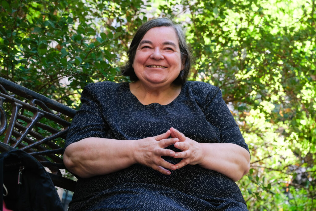 VilaWeb's tweet card. Carme Junyent recorda al govern que morir-se en català és un dret dels catalans i que l'administració hi té coses a dir i a fer.