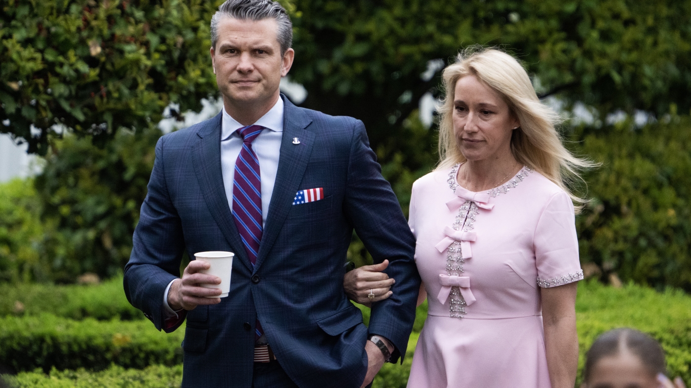 etoileluna77's tweet card. Military lawyers question Pentagon head Pete Hegseth's defense that he didn't share anything revealing in Signal chat group with his wife and brother.