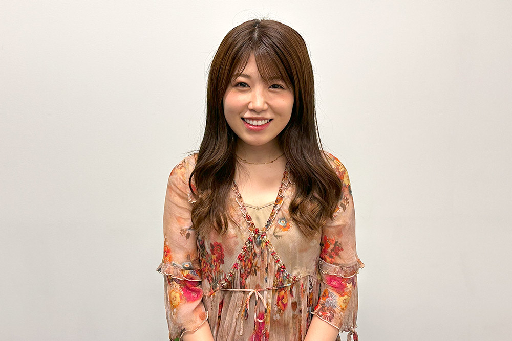 hypnosis_model's tweet card. ちぇすかさんの催眠術体験の様子はこちらの動画からご覧ください！