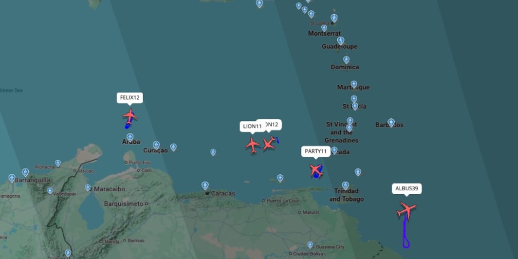 DIDASKALOSW's tweet card. Entre las aeronaves identificadas se encuentra un Boeing RC-135, utilizado para misiones de reconocimiento por sus capacidades de monitoreo electrónico y análisis de señales