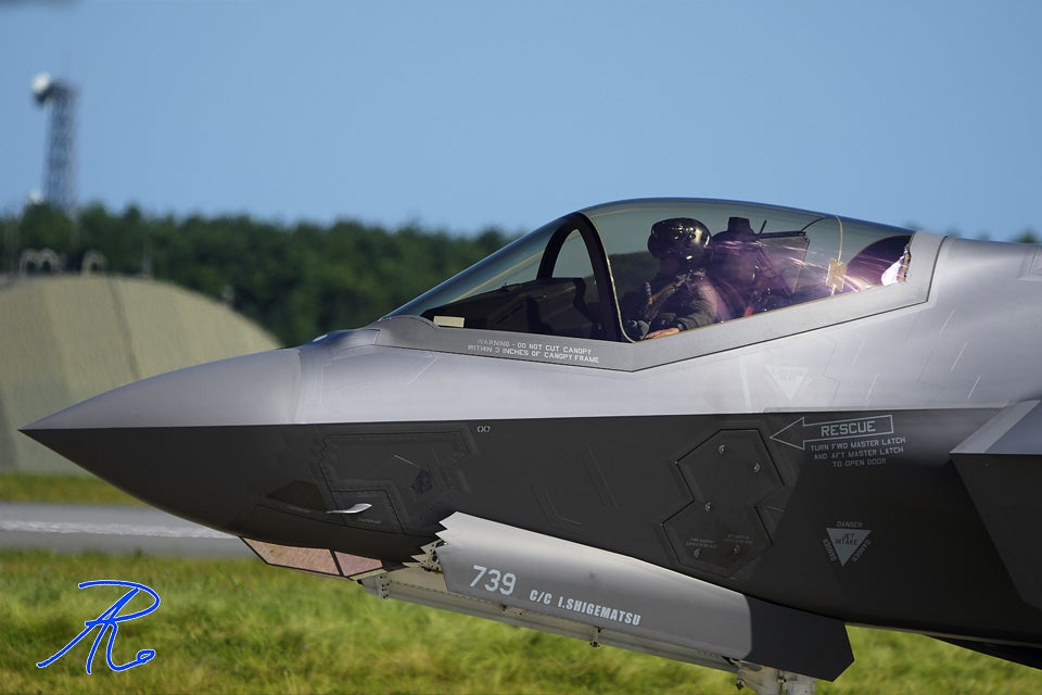 ba_jaro's tweet card.  タキシングするF35Aを寄りで♪ お手降りしてもらいたかったけどね♪  2024/09　朝　晴れ曇り　東寄りの風F-35A　航空自衛隊三沢基地航空祭会場にて♪