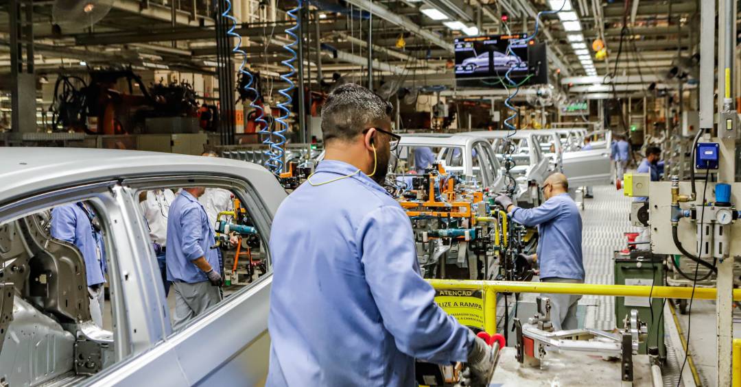 AlexSchwartsman's tweet card. A produtividade fraca e o estímulo à demanda são as causas