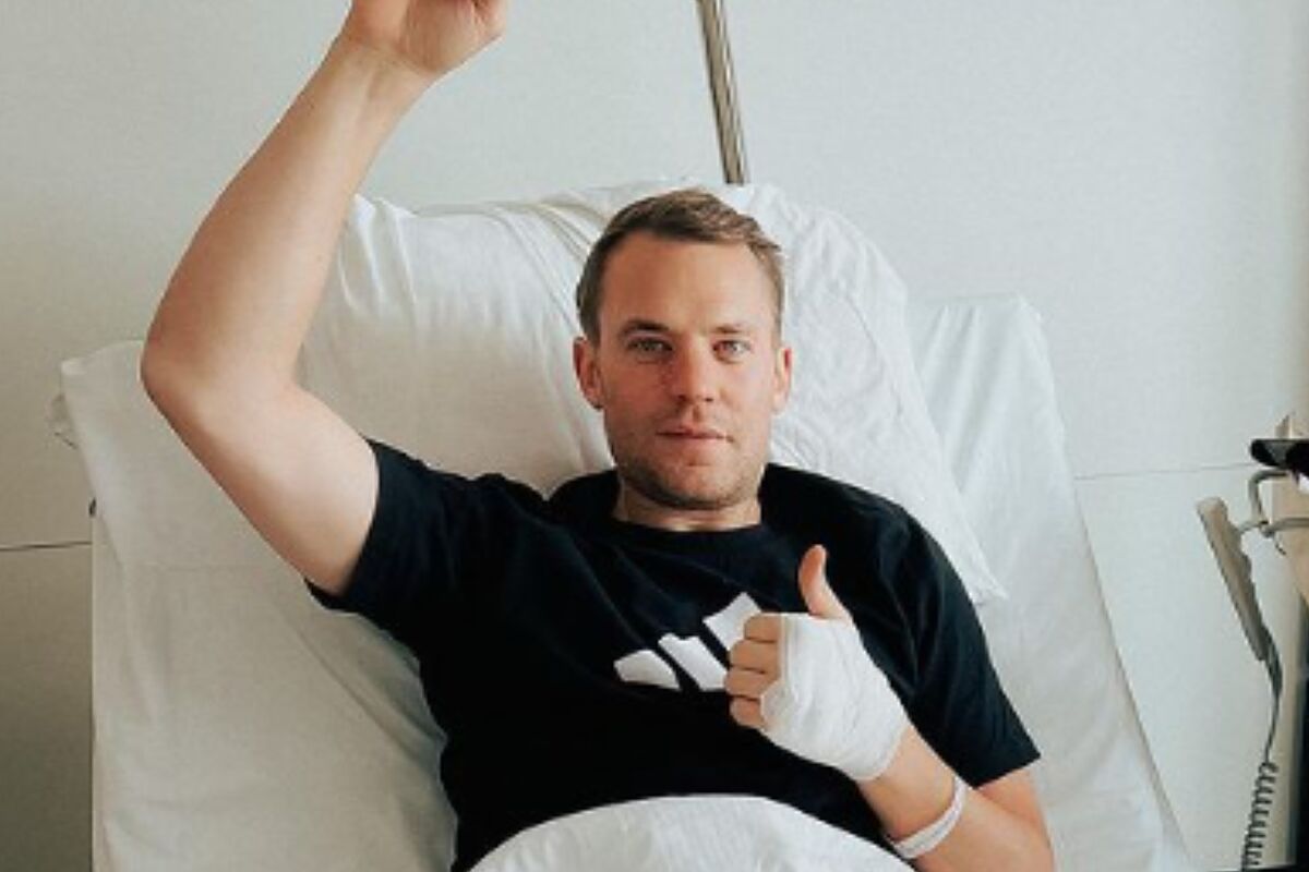 marca's tweet card. Manuel Neuer sufrió un accidente mientras esquiaba, en plenas vacaciones post Mundial. El arquero alemán avisó en redes sociales de que la lesión le alejará de los terrenos de jueg