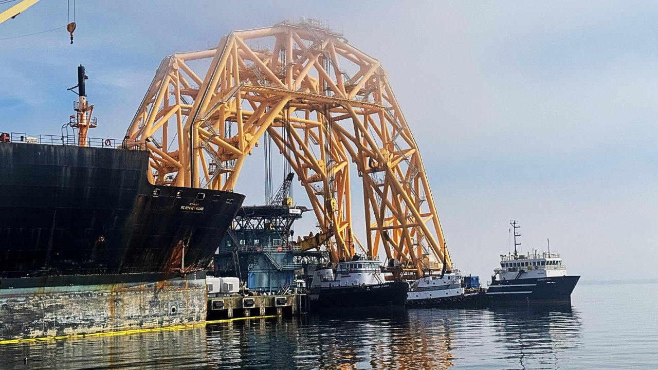 weartv's tweet card. PENSACOLA, Fla. -- There's only one of them in the world and it's currently docked in pensacola.America’s largest heavy lift vessel the tx ten thousand sailed i