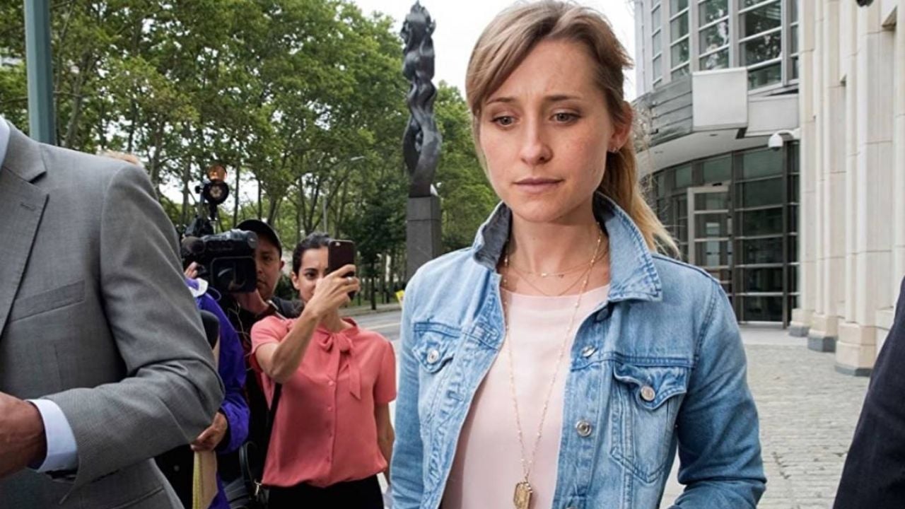 proceso's tweet card. Allison Mack relató en un podcast de CBC cómo operaba NXIVM, cómo funcionaba el subgrupo DOS y qué papel desempeñó dentro de la estructura.