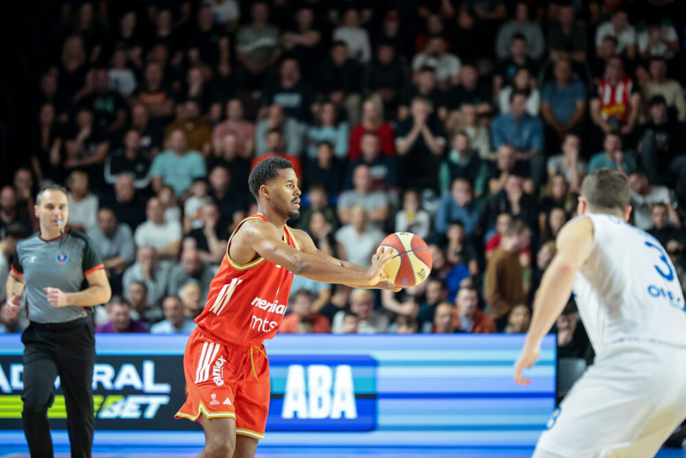 FlouterNET's tweet card. Jedan od junaka trijumfa nad Monakom bio je i Džered Batler sa svojih 20 poena i nekoliko ključnih pogodaka u trenucima kada se meč lomio...