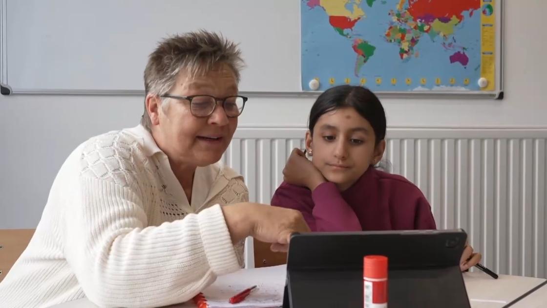 BRUZZbe's tweet card. In lagere school Koningin Astrid in Laken staan drie onderwijsassistenten. Zij ondersteunen leerkrachten in de klas en zorgen ervoor dat de werkdruk vermindert.