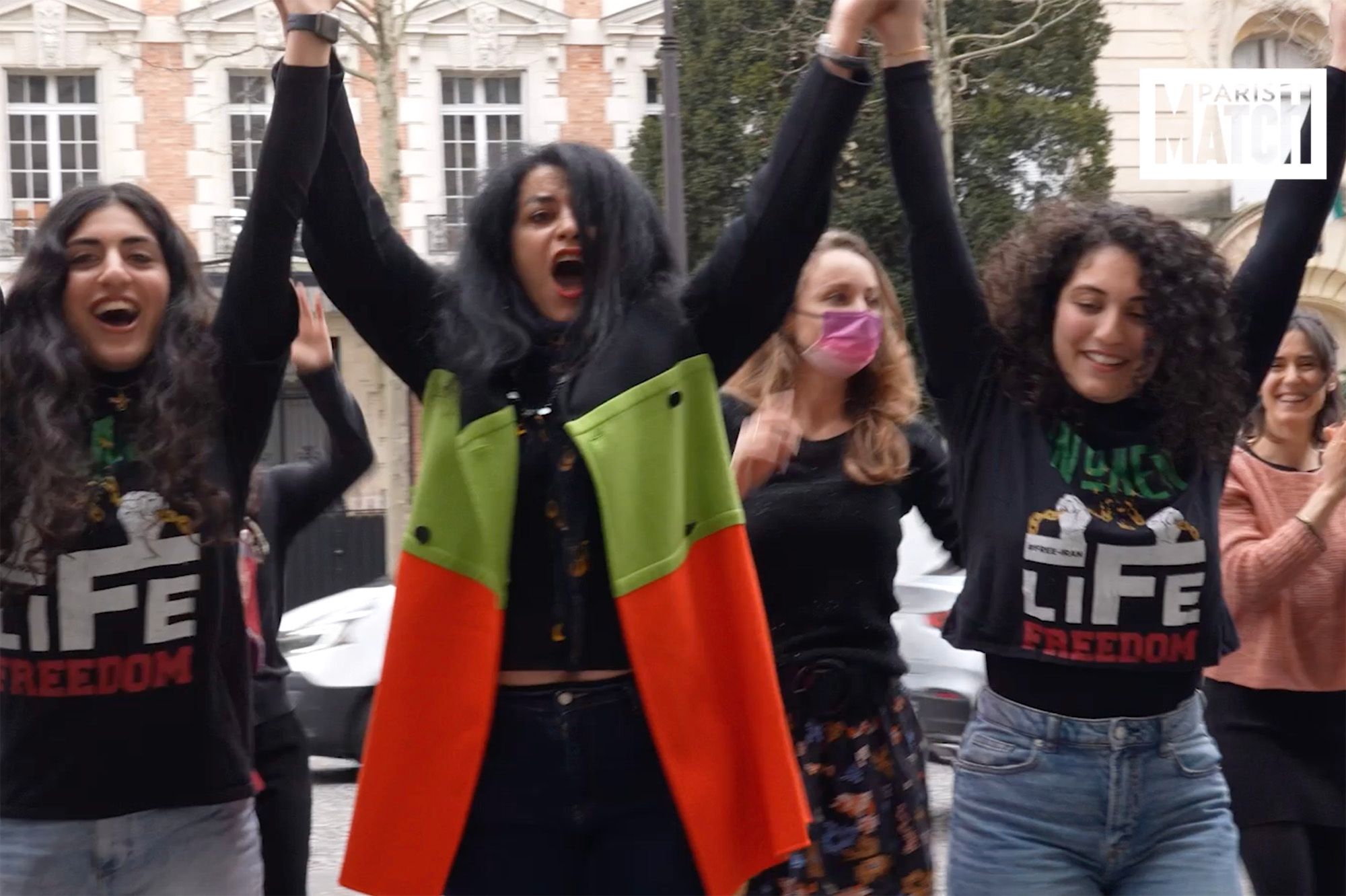 ParisMatch's tweet card. VIDEO. Ce mercredi 21 mars, jour de Noruz, le nouvel an iranien, des militantes se sont réunies autour de l’artiste franco-iranienne Marjane Satrapi pour reproduire la vidéo de cinq Téhéranaises...