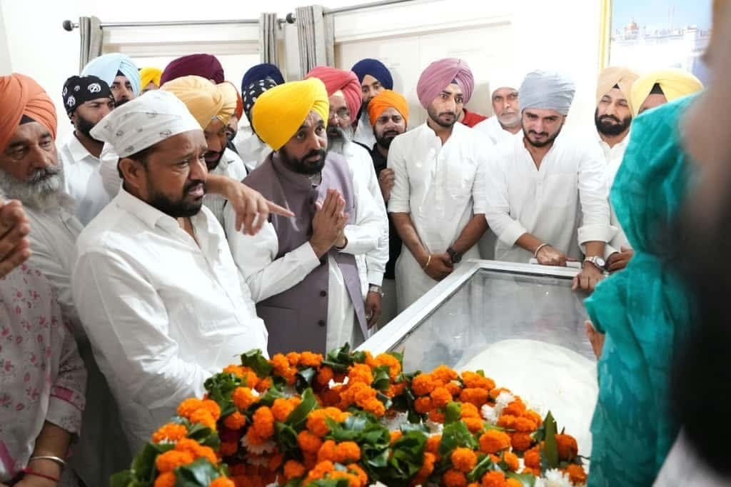 MagazineScreen's tweet card. (ਪੰ:ਸ) ਜਗਰਾਓਂ: ਪੰਜਾਬੀ ਮਾਂ ਬੋਲੀ ਦੇ ਉੱਘੇ ਗਾਇਕ ਰਾਜਵੀਰ ਜਵੰਦਾ ਦੇ ਸਦੀਵੀਂ ਵਿਛੋੜੇ ਉਪਰੰਤ ਅੱਜ ਮਿਤੀ 9ਅਕਤੂਬਰ 2025 ਨੂੰ ਰਾਜਵੀਰ ਜਵੰਦਾ ਦੇ ਜੱਦੀ ਪਿੰਡ ਪੋਨਾ (ਜਗਰਾਓਂ) ਵਿਖੇ ਉਹਨਾਂ ਦੇ ਅੰਤਿਮ ਸਸਕਾਰ ‘ਚ ਸ਼ਾਮਲ ਹੋ ਕੇ ਪਰਿਵਾਰ ਨਾਲ...