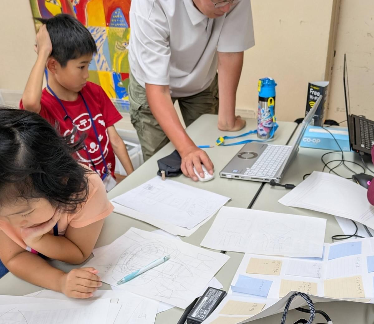 CoderDojoAizu's tweet card. 大人のほうが元気！？いやいや、やっぱりNinjaのほうが元気！！お盆が明けて少し涼しくなった8月。今回のCoderDojo Aizuも、元気いっぱいのNinjaたち13名が集まりました。会場には高校生・大学生のメンター、そしてベテランの大人メンターが加わり、にぎやかな雰囲気の中で開催されました。それぞれのNinjaが、自分のペースで挑戦。プログラミング、電子