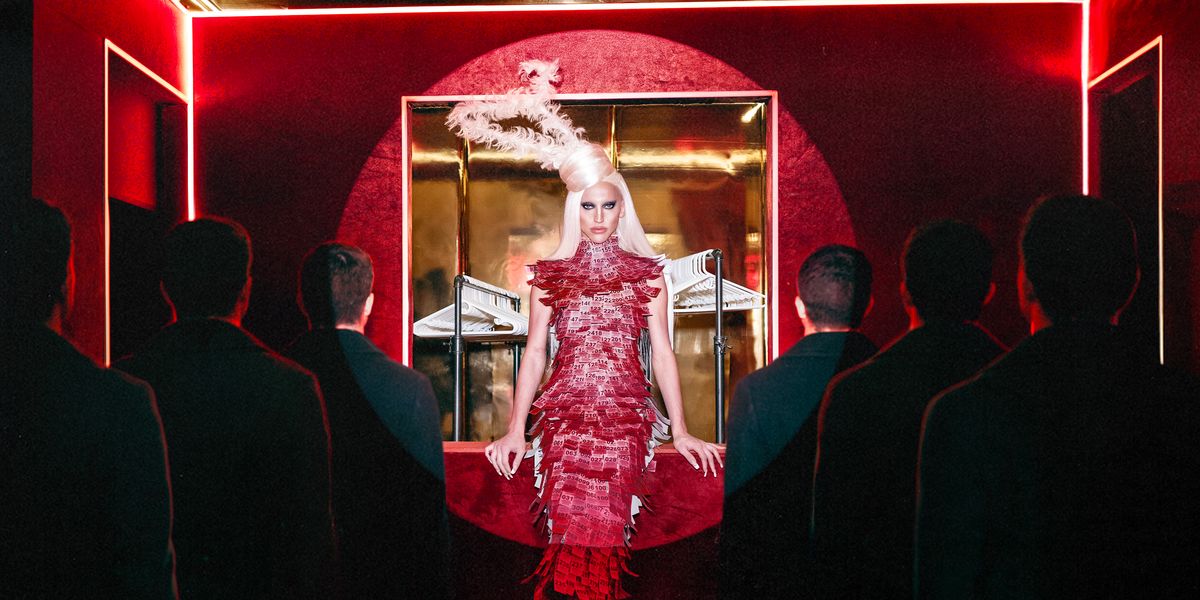 papermagazine's tweet card. New York's Downtown It-Girl spills on where (and how) to find romance (or just a hottie) while out and about.