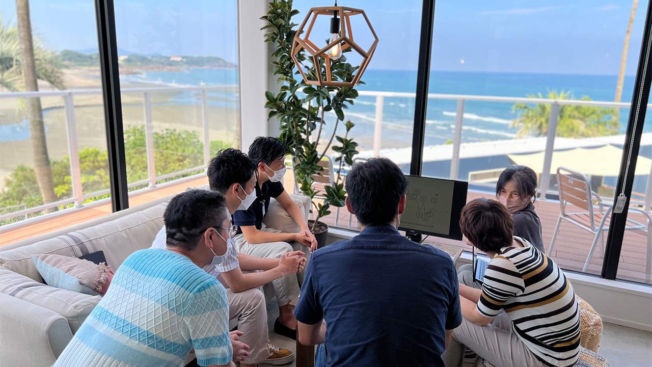 rcgroup0401's tweet card. 三菱地所が事業からの撤退を決めるなど、新型コロナウイルスの感染拡大などを機に一気に知名度を上げた「ワーケーション」の存在意義が問われている。一方で、社員への成長機会の提供などを目的にワーケーションを取り入れる企業も存在する。ポストコロナ時代におけるワーケーションの意義を問う。