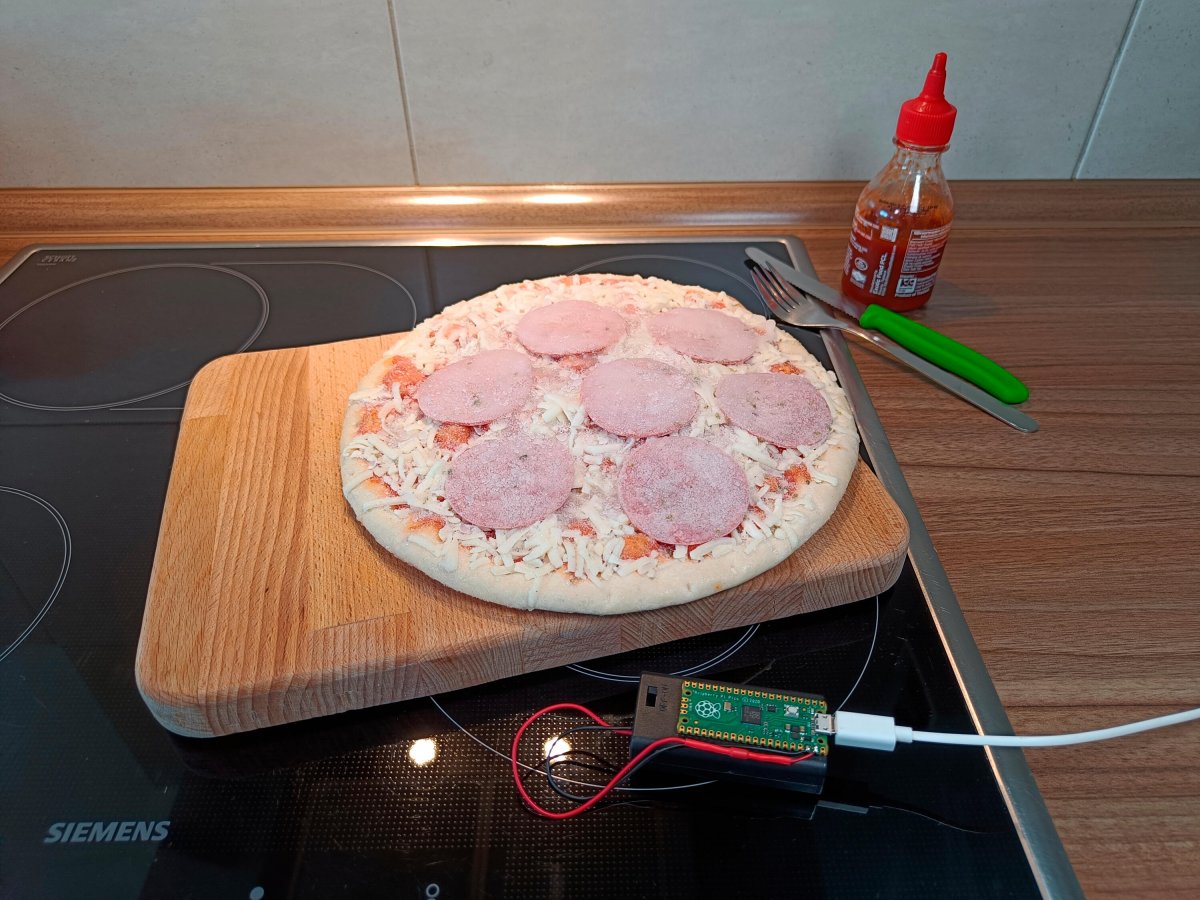 heiseonline's tweet card. Eine simple Schaltung mit einem Raspberry Pi Pico und ausgefeiltem Python-Code kann einen Stromausfall feststellen und dokumentieren. Wir zeigen, wie das geht.