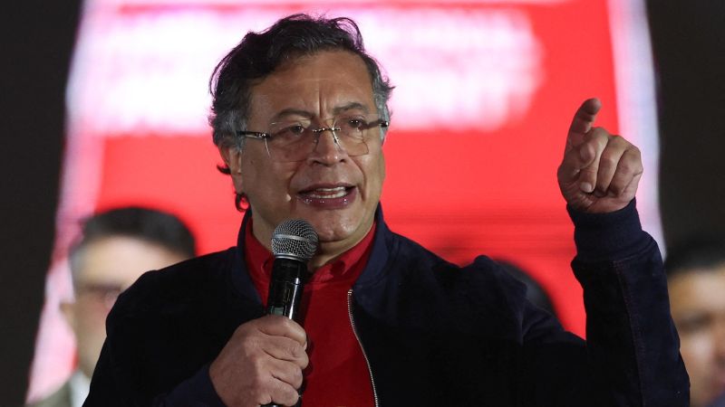 CNNEE's tweet card. El presidente de Colombia, Gustavo Petró, anunció este jueves la incautación de casi 2,8 toneladas de cocaína en aguas del Pacífico, y destacó que la Armada realizó el operativo sin causar muertos,...