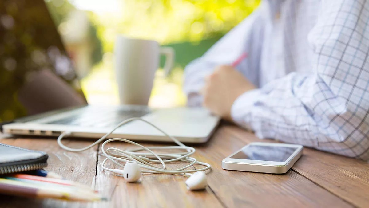 tech_elecIT's tweet card. A Gartner report shows that 74% of CFOs plan to move at least 5% of their workforce to permanent remote positions post-COVID-19, citing cost benefits.