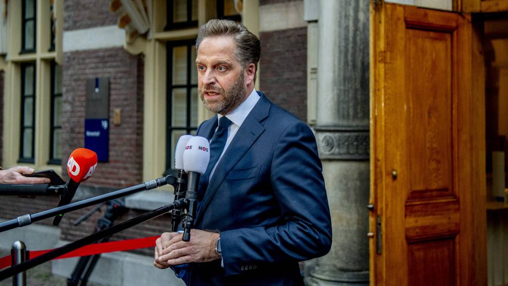 NOS's tweet card. Er is op dit moment geen reden om de lockdown op te heffen, zegt minister De Jonge na een overleg over de corona-aanpak.