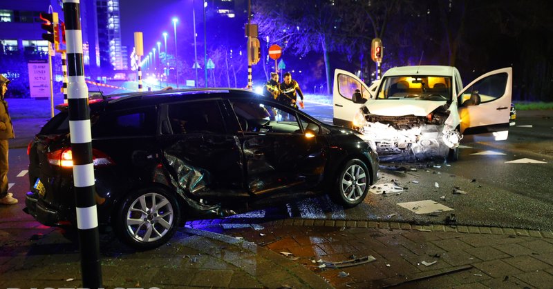 Veel schade na ongeval tussen auto en busje