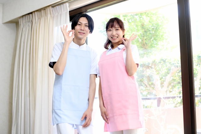 Cheercarez's tweet card. 介護の現場では動き回ることが多かったり、利用者さんの体に触れる業務があるため、仕事に邪魔にならない髪型で働くことが大切です。 また様々な人と接するため、清潔感など与える印象も重要になってきます。 今回はそんな介護従事者の方に、時間をかけずに